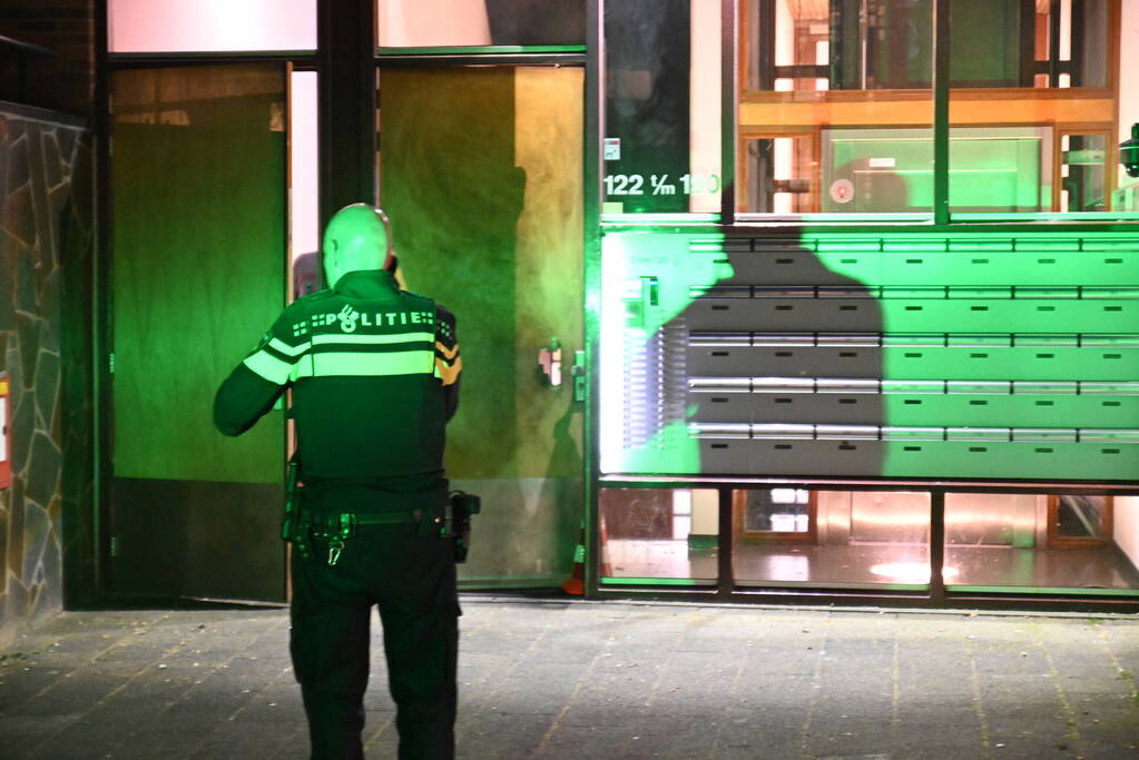 Scooterrijders slaan op de vlucht na explosie bij flat