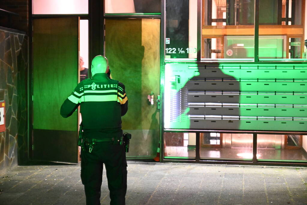 Scooterrijders slaan op de vlucht na explosie bij flat