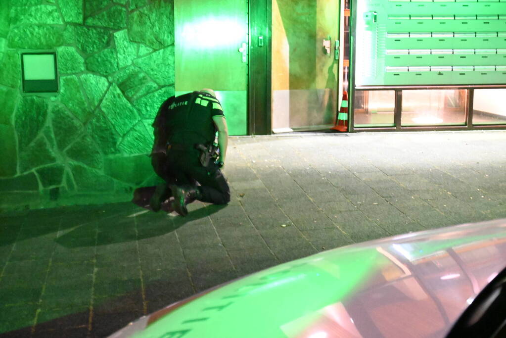 Scooterrijders slaan op de vlucht na explosie bij flat
