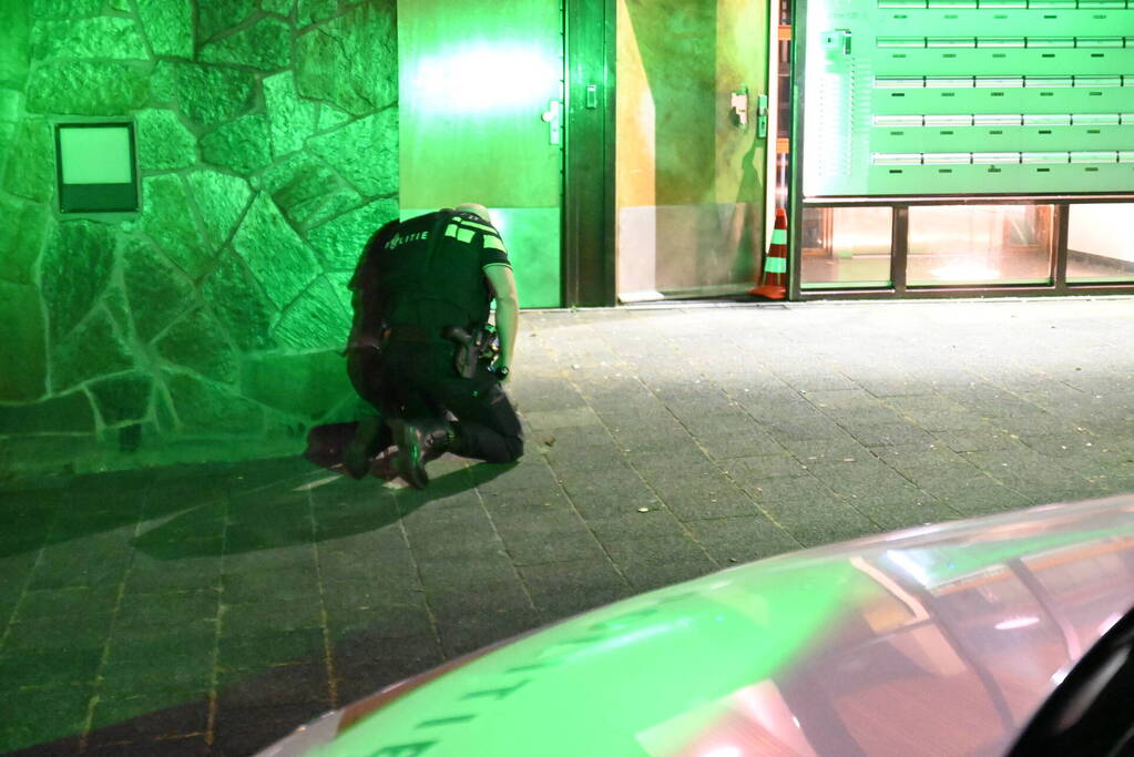 Scooterrijders slaan op de vlucht na explosie bij flat