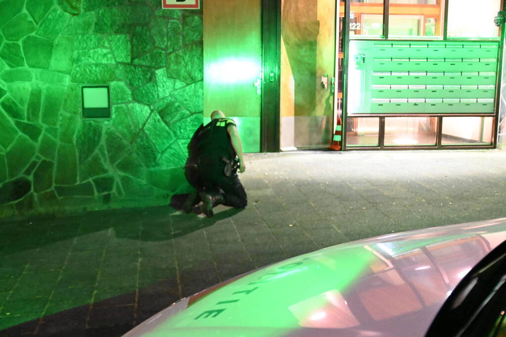 Scooterrijders slaan op de vlucht na explosie bij flat