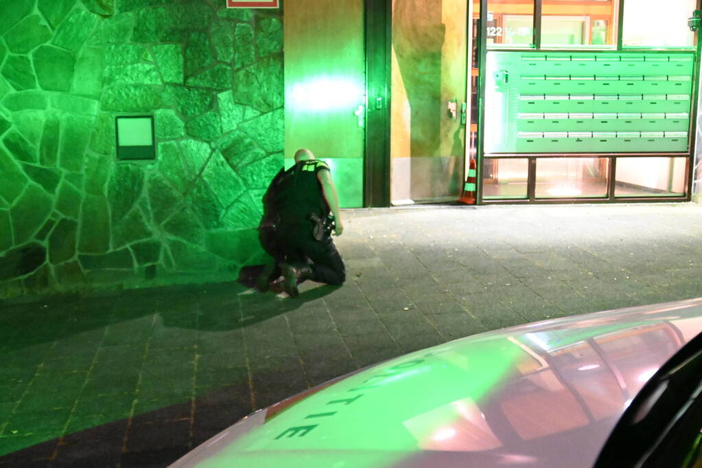 Scooterrijders slaan op de vlucht na explosie bij flat