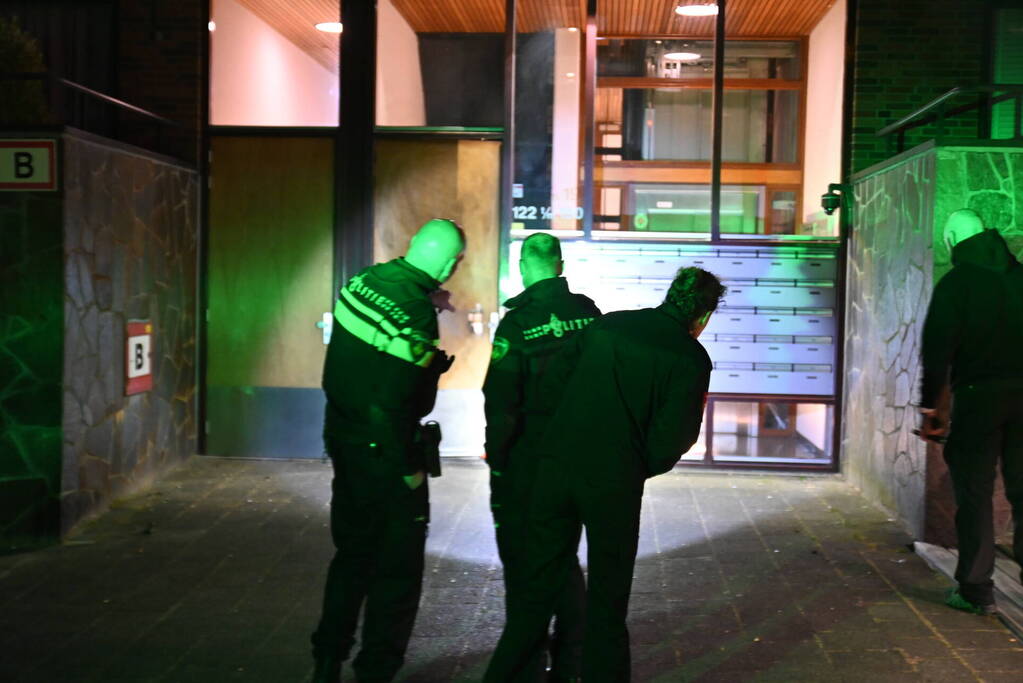 Scooterrijders slaan op de vlucht na explosie bij flat