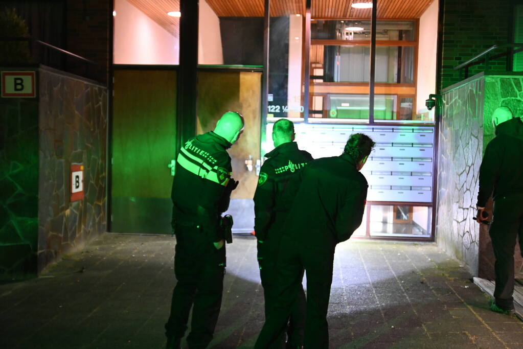 Scooterrijders slaan op de vlucht na explosie bij flat