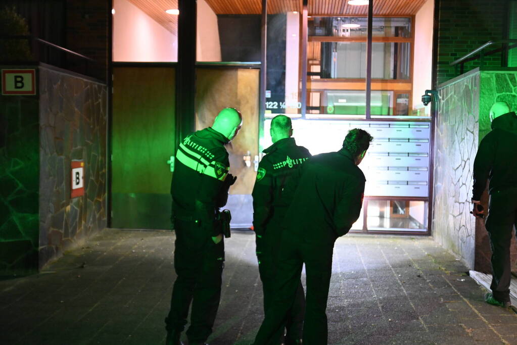 Scooterrijders slaan op de vlucht na explosie bij flat