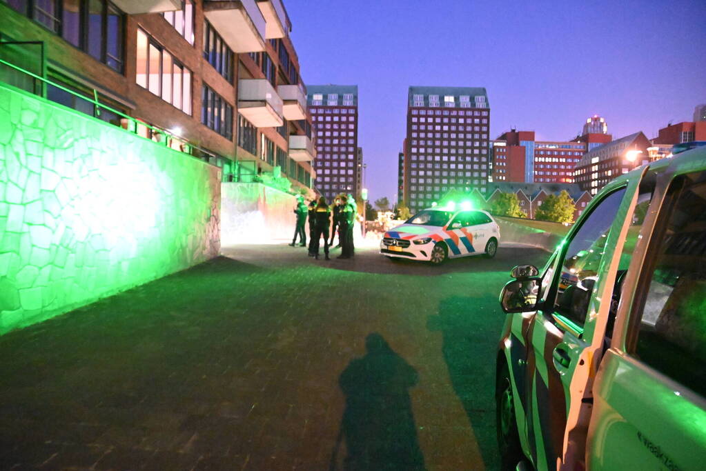 Scooterrijders slaan op de vlucht na explosie bij flat