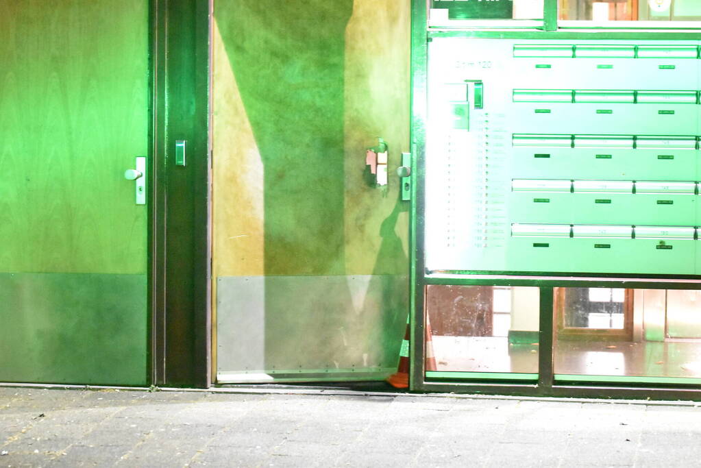 Scooterrijders slaan op de vlucht na explosie bij flat