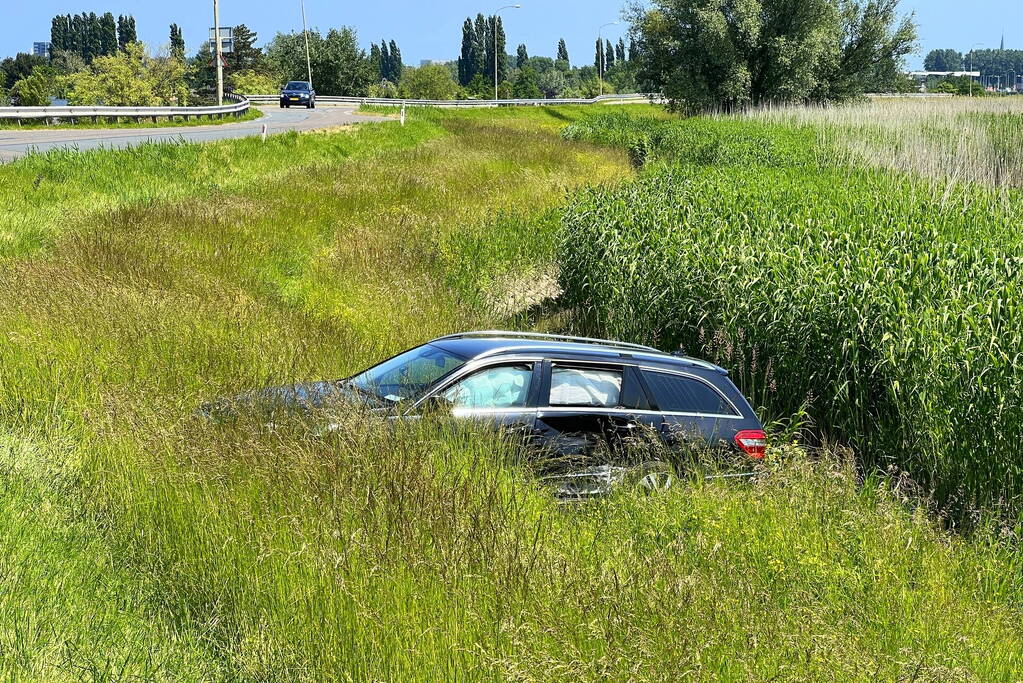 Auto raakt van dijk na heftige botsing