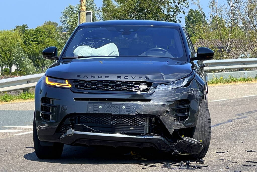 Auto raakt van dijk na heftige botsing