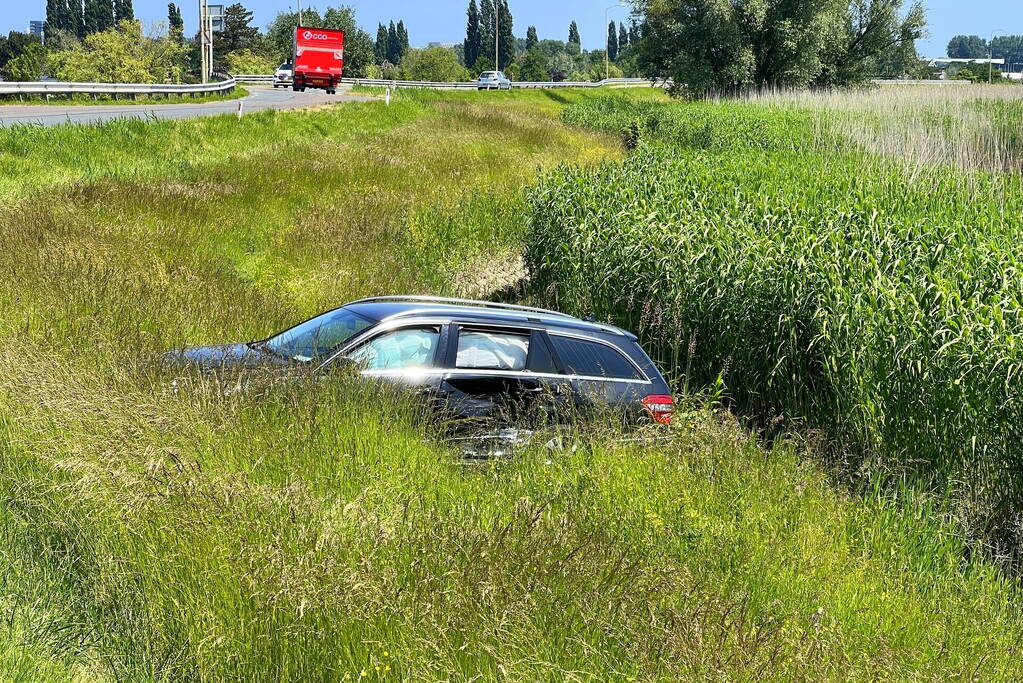 Auto raakt van dijk na heftige botsing