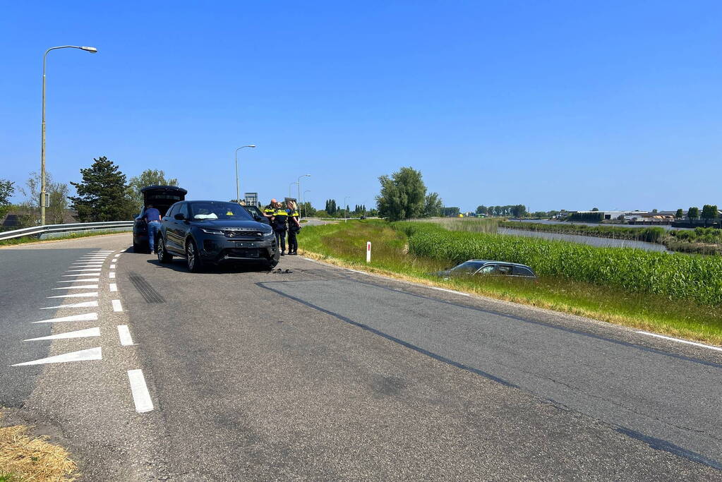 Auto raakt van dijk na heftige botsing