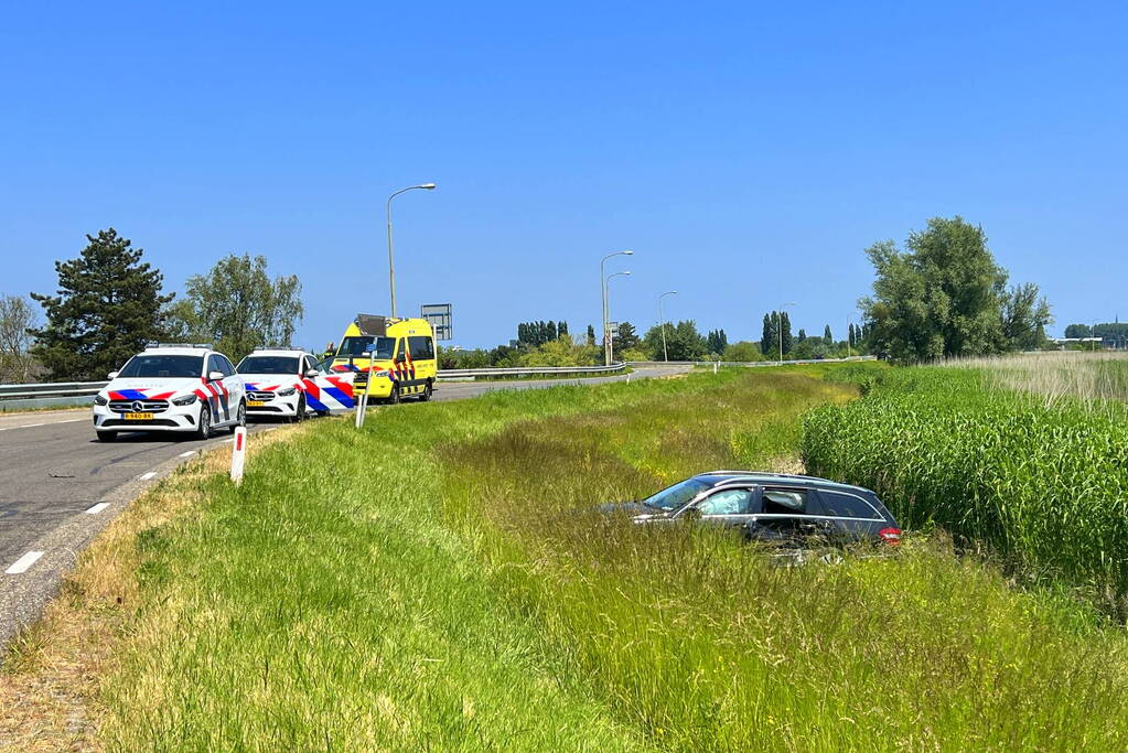 Auto raakt van dijk na heftige botsing