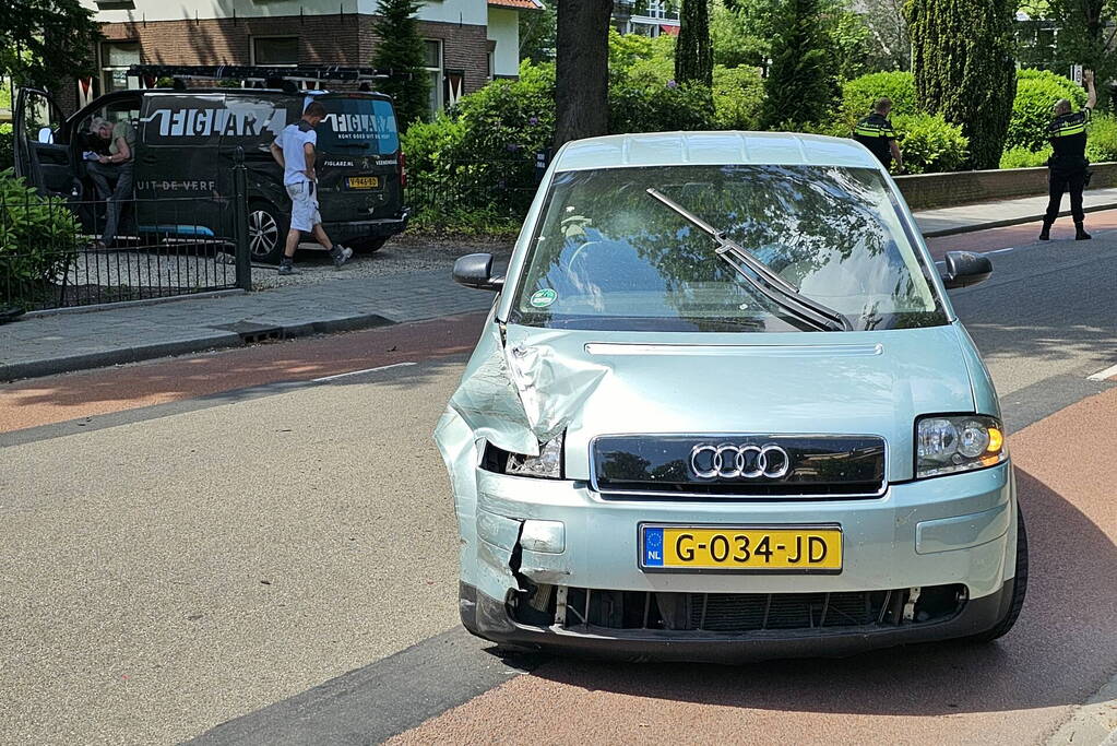 Automobilist veroorzaakt botsing met achteruitrijdende bestelbus