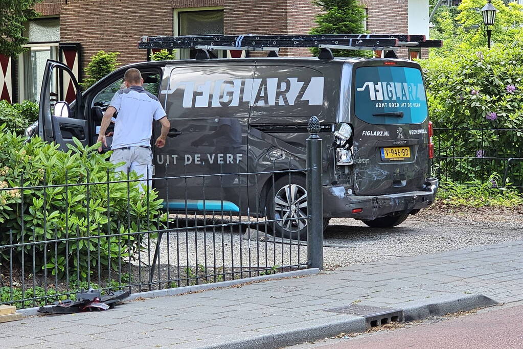 Automobilist veroorzaakt botsing met achteruitrijdende bestelbus