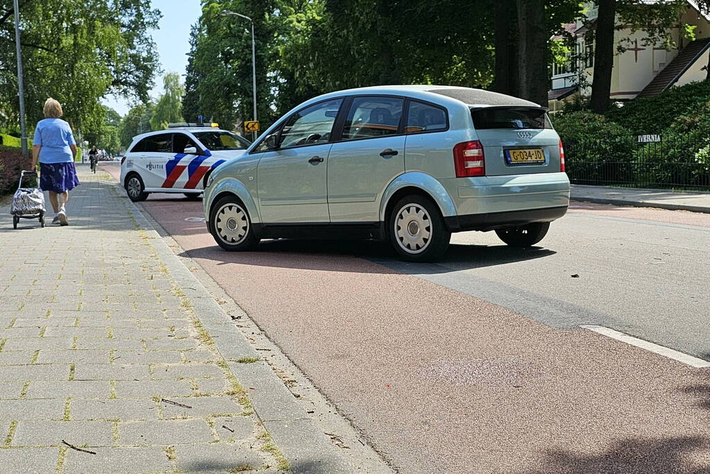 Automobilist veroorzaakt botsing met achteruitrijdende bestelbus