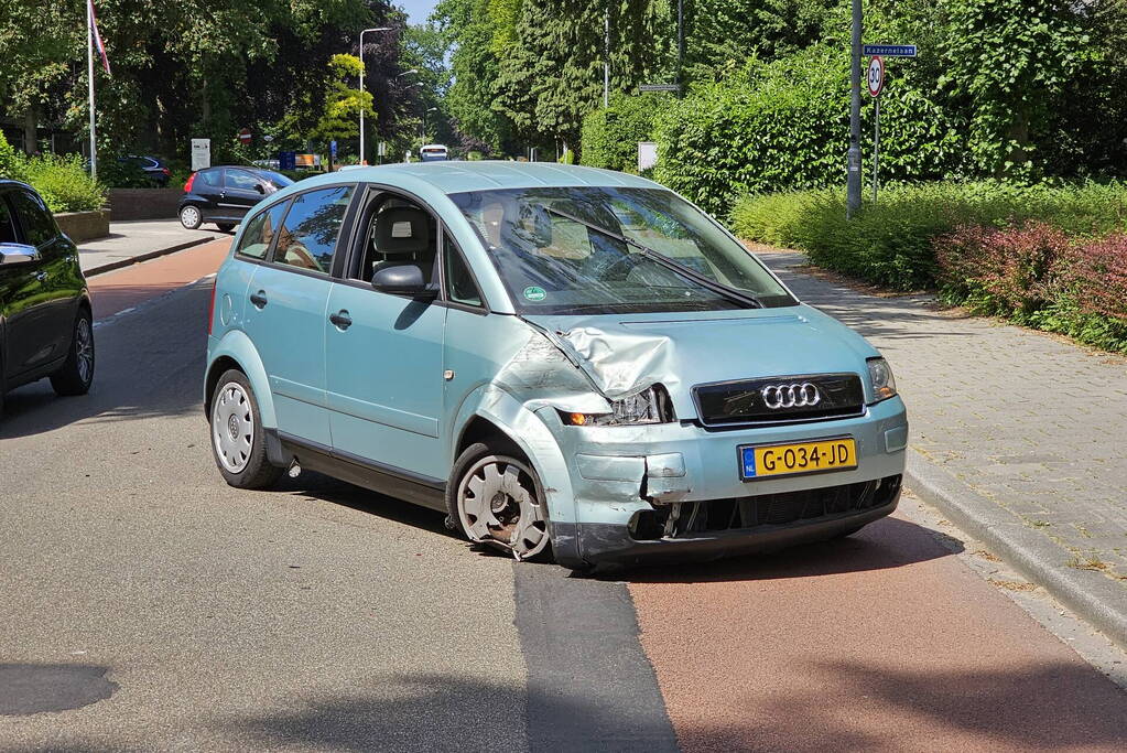 Automobilist veroorzaakt botsing met achteruitrijdende bestelbus
