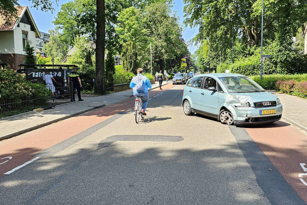 Automobilist veroorzaakt botsing met achteruitrijdende bestelbus