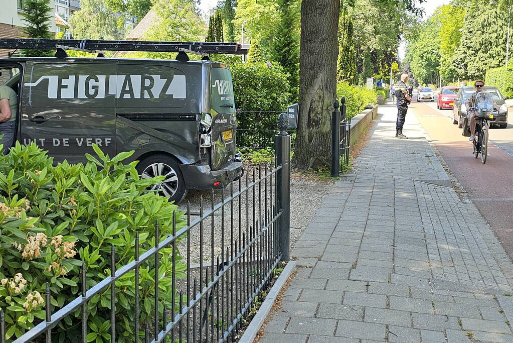 Automobilist veroorzaakt botsing met achteruitrijdende bestelbus