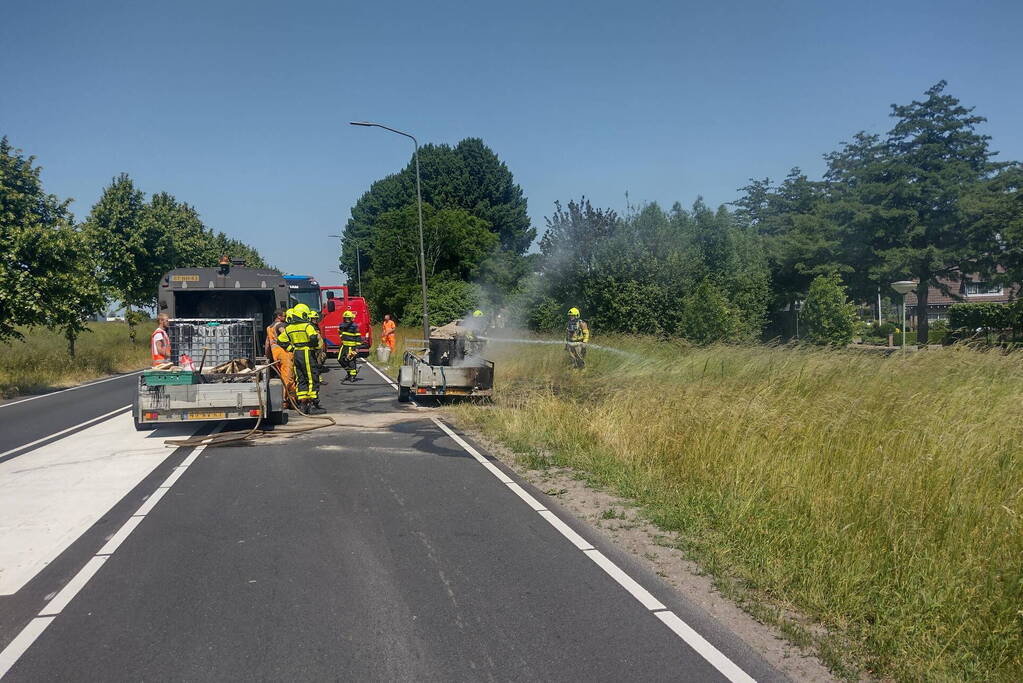 Bitumenketel op aanhanger vliegt in brand