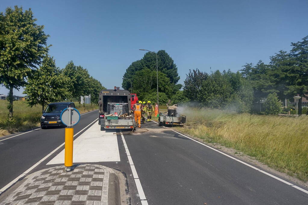 Bitumenketel op aanhanger vliegt in brand