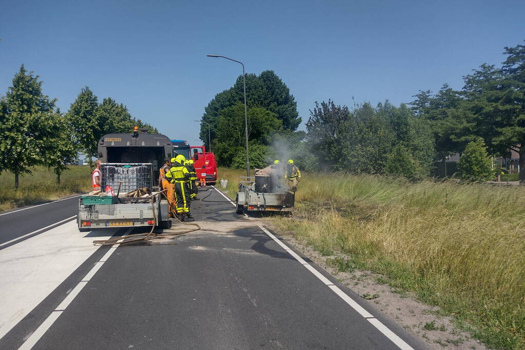 Bitumenketel op aanhanger vliegt in brand