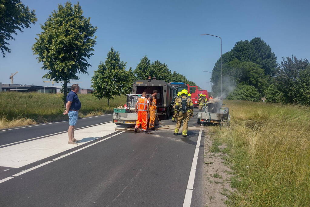 Bitumenketel op aanhanger vliegt in brand