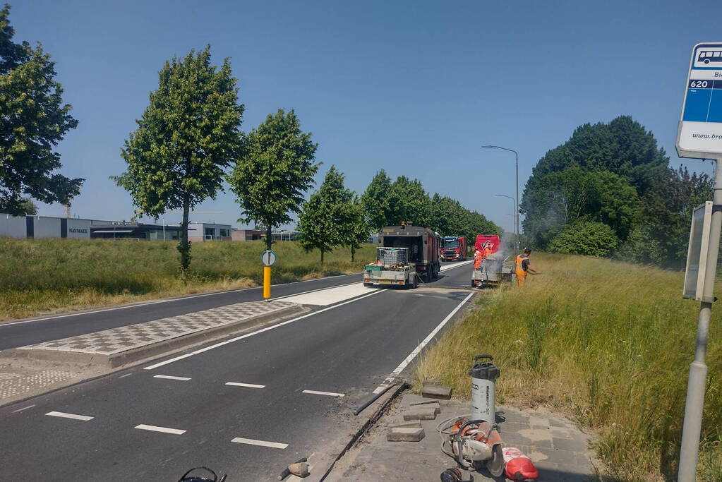 Bitumenketel op aanhanger vliegt in brand