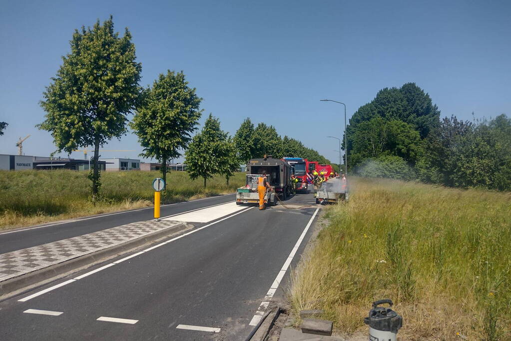Bitumenketel op aanhanger vliegt in brand
