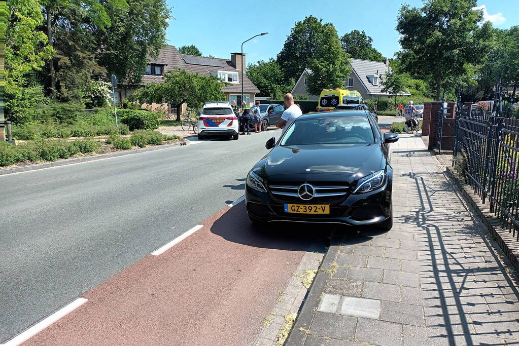 Fietser raakt gewond bij botsing met auto