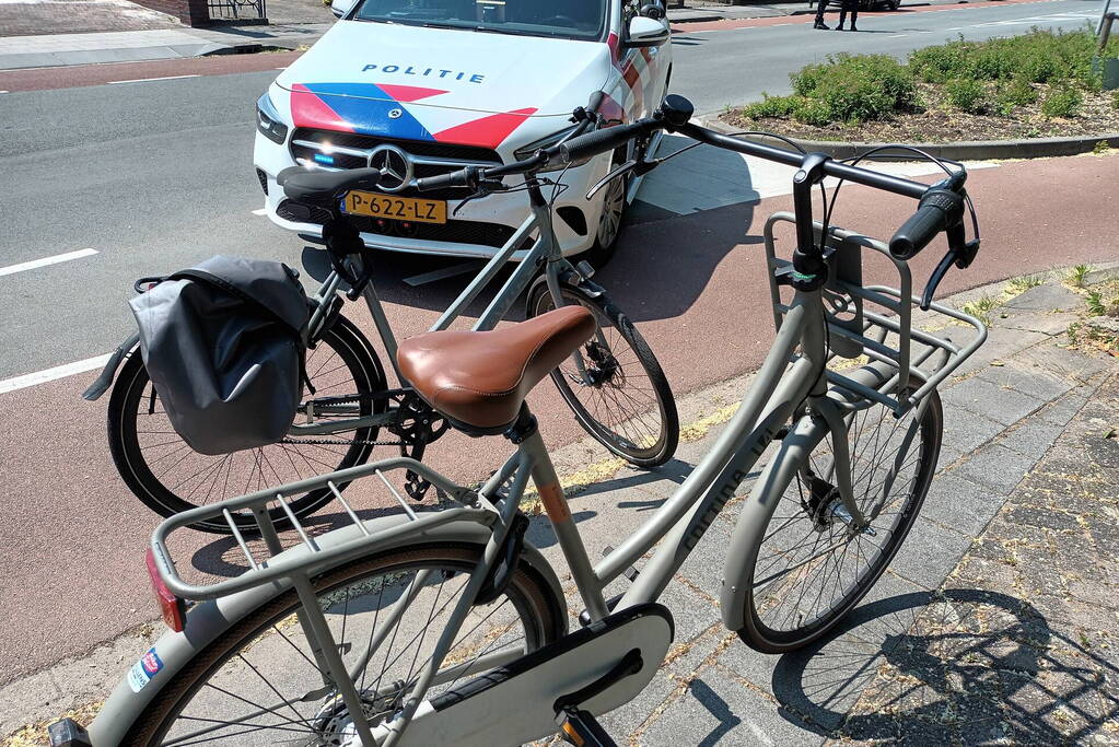 Fietser raakt gewond bij botsing met auto