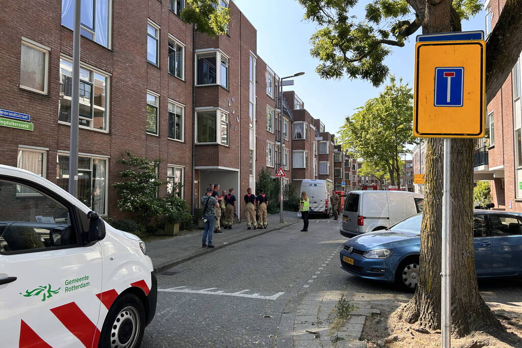 Politie onderzoekt mogelijk explosief in woning