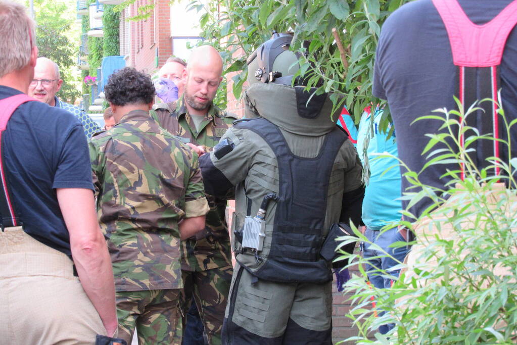 Politie onderzoekt mogelijk explosief in woning