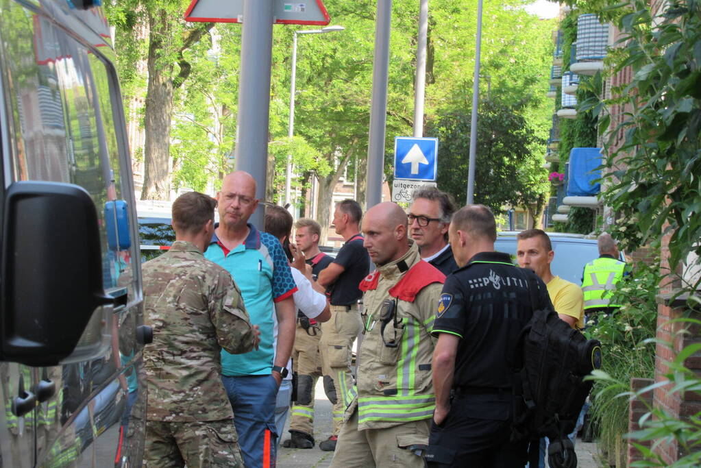 Politie onderzoekt mogelijk explosief in woning