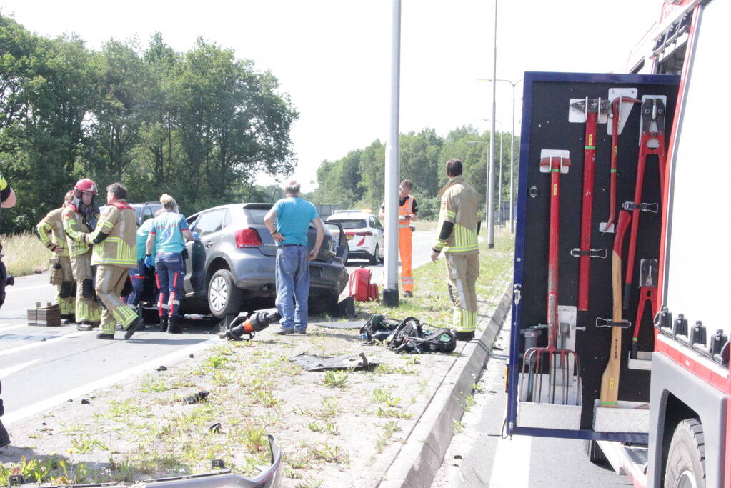 Flinke schade na hevige botsing tussen twee auto's