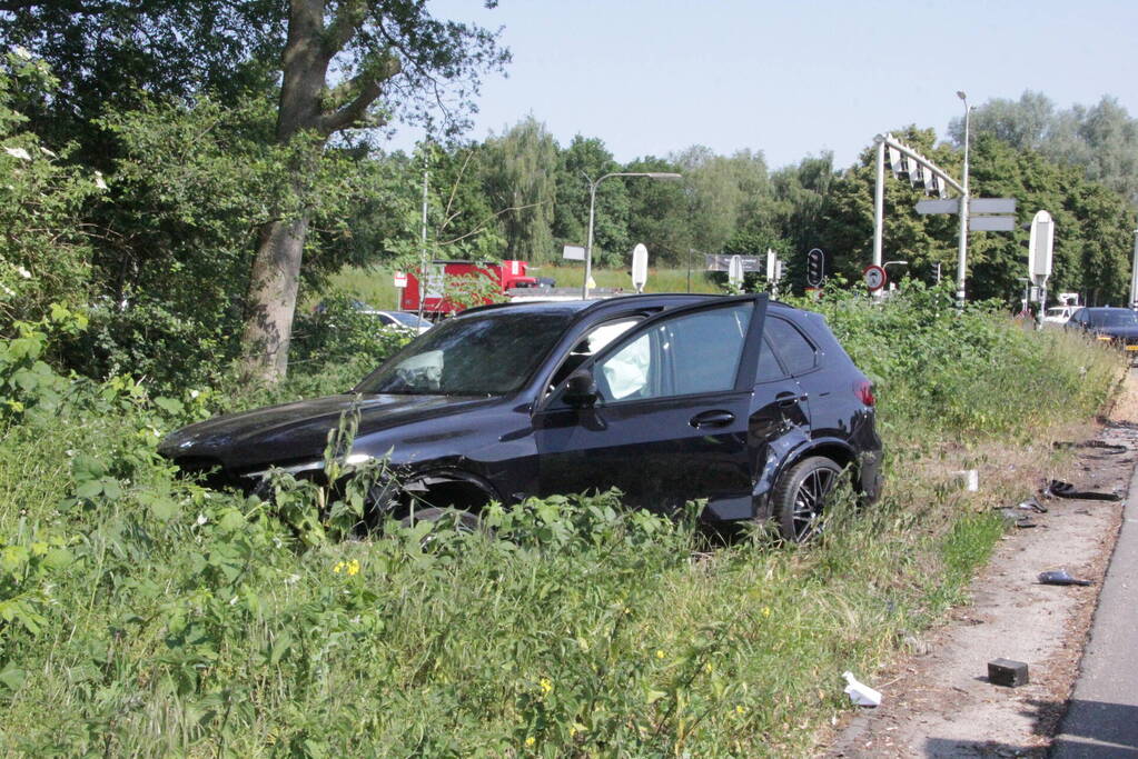 Flinke schade na hevige botsing tussen twee auto's