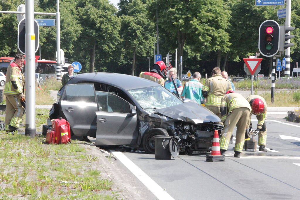 Flinke schade na hevige botsing tussen twee auto's
