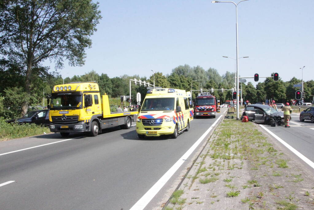 Flinke schade na hevige botsing tussen twee auto's