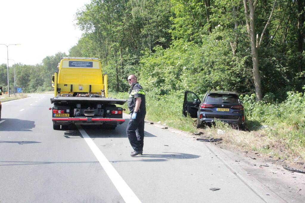 Flinke schade na hevige botsing tussen twee auto's