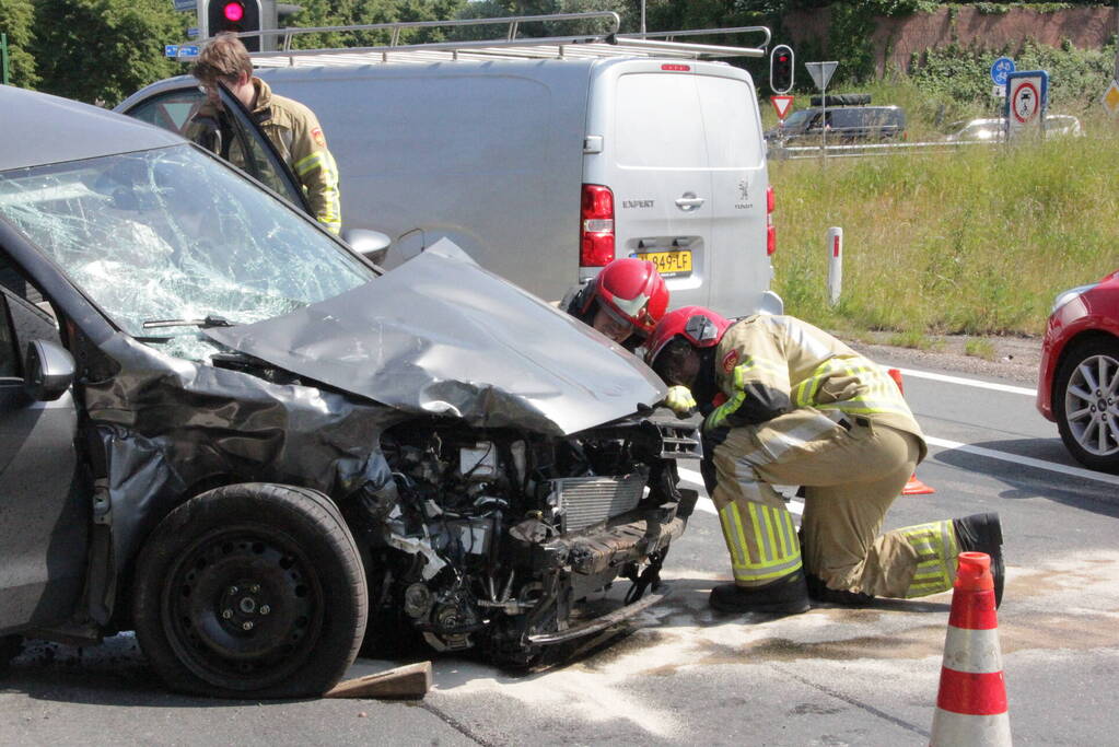 Flinke schade na hevige botsing tussen twee auto's
