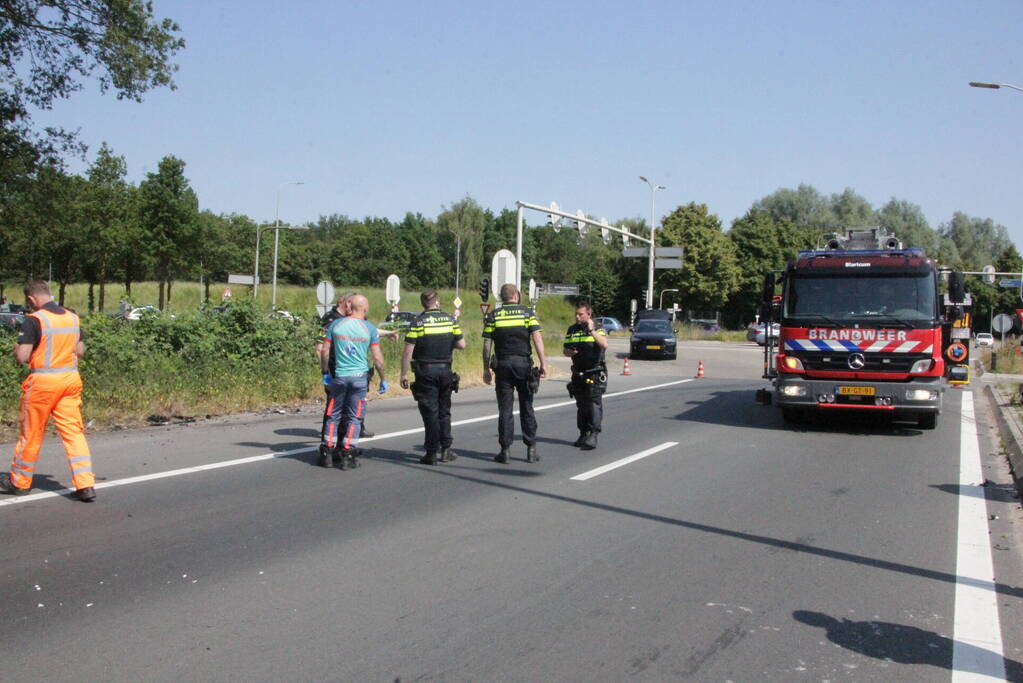 Flinke schade na hevige botsing tussen twee auto's
