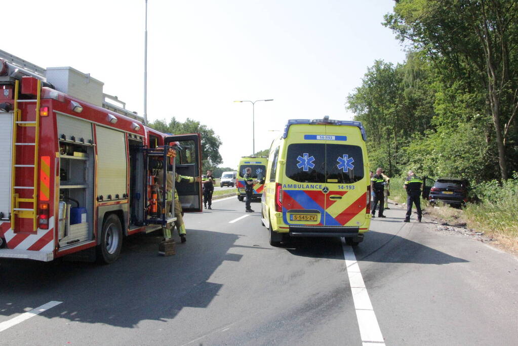 Flinke schade na hevige botsing tussen twee auto's