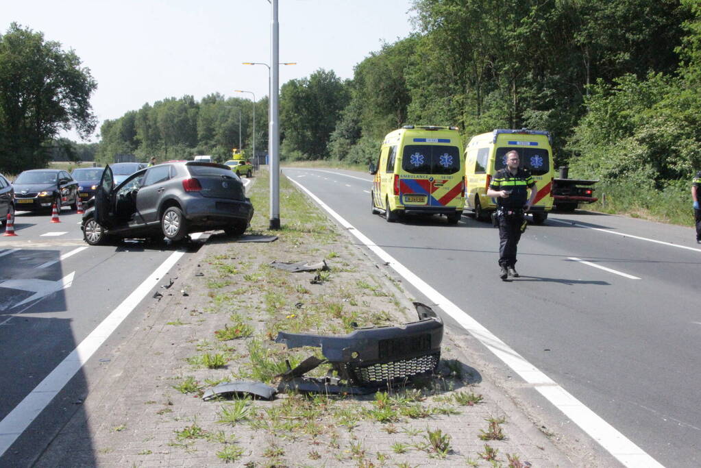 Flinke schade na hevige botsing tussen twee auto's