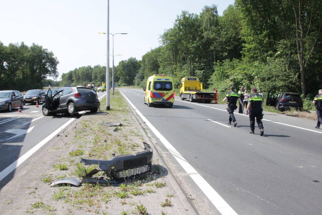 Flinke schade na hevige botsing tussen twee auto's