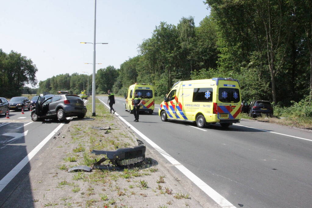 Flinke schade na hevige botsing tussen twee auto's