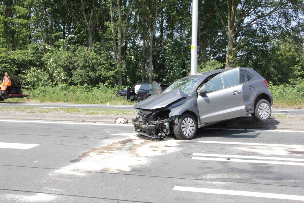 Flinke schade na hevige botsing tussen twee auto's