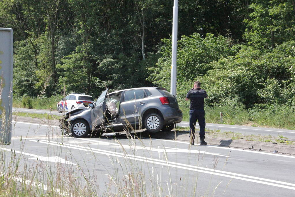Flinke schade na hevige botsing tussen twee auto's