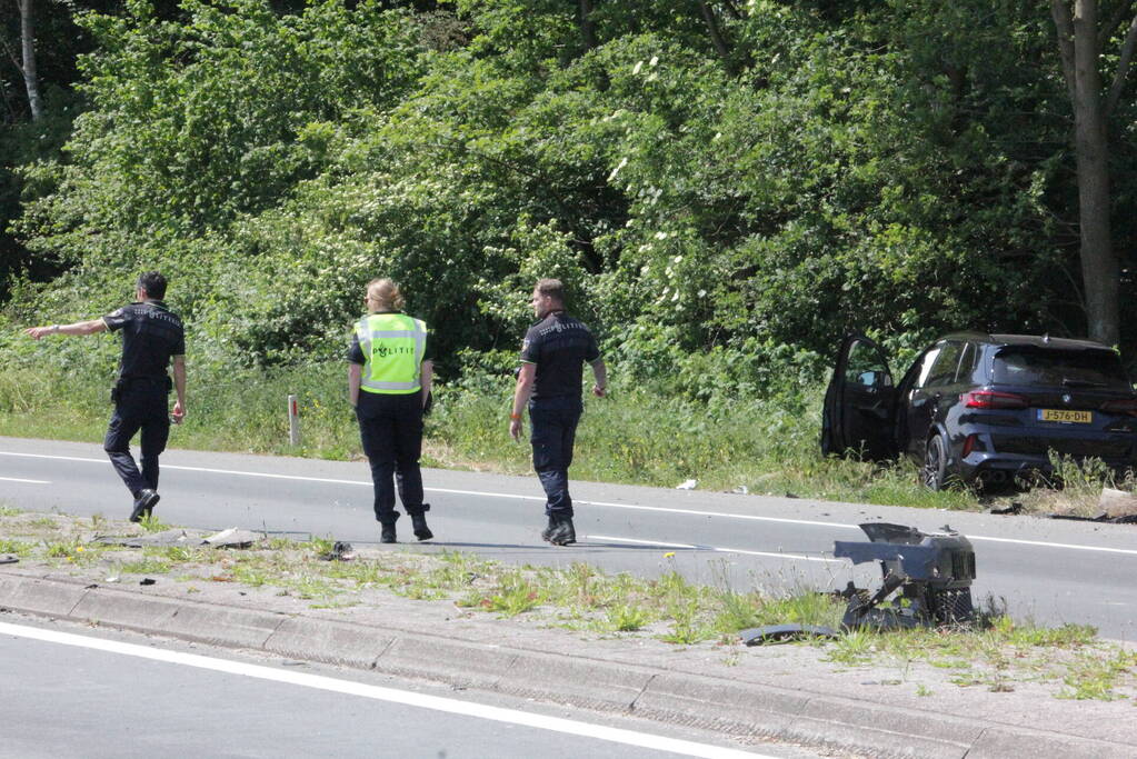 Flinke schade na hevige botsing tussen twee auto's
