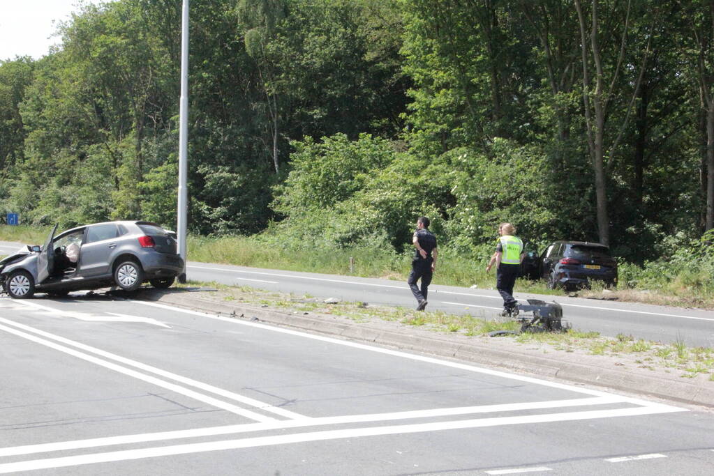Flinke schade na hevige botsing tussen twee auto's