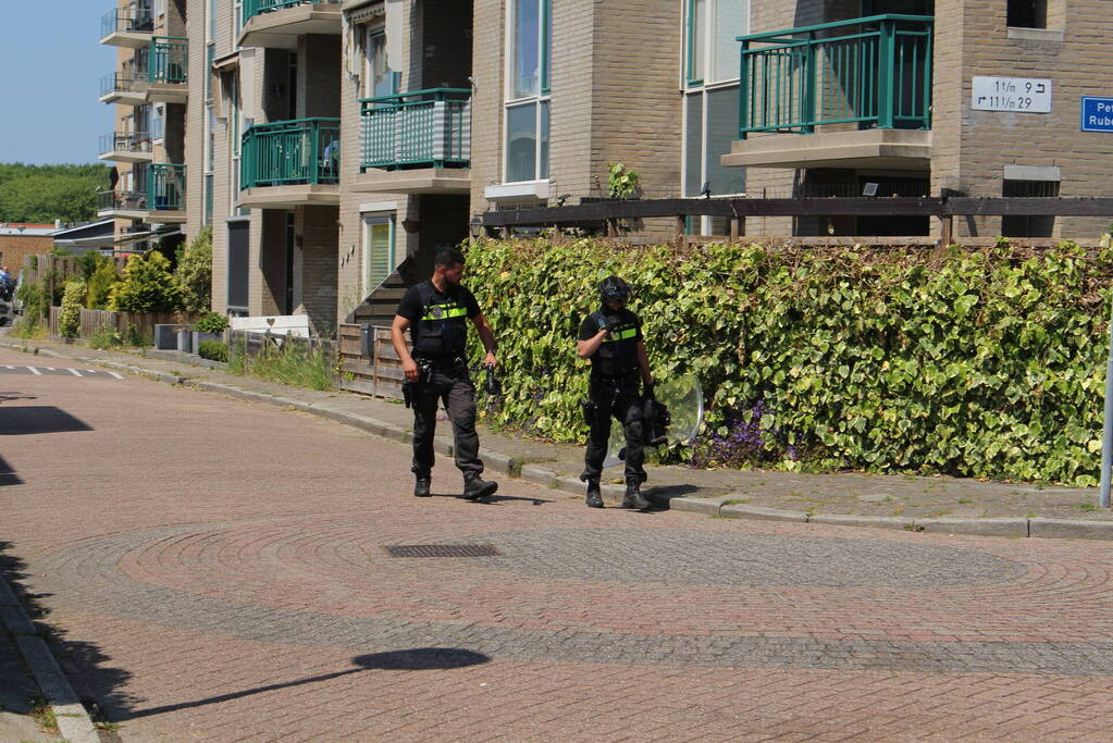 Politie doet inval in woning na vluchtende verdachte