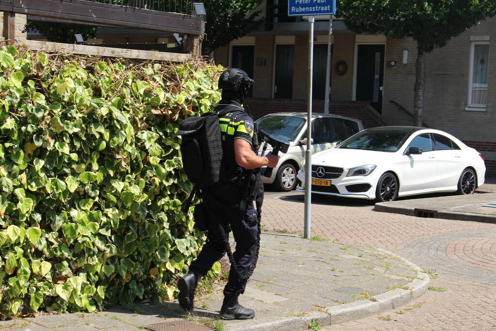 Politie doet inval in woning na vluchtende verdachte
